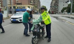 学生骑车吃瓜视频大全,学生骑车吃瓜欢乐时光大盘点