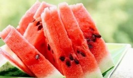 小花妞吃瓜拼盘视频