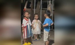 两个吃瓜孩子视频,两个吃瓜孩子的欢乐时光