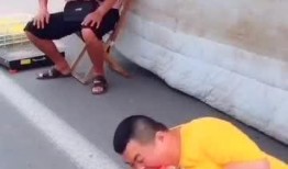 瓜哥吃瓜的尴尬视频,笑出腹肌！