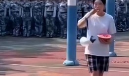 吃瓜军训女大学生视频在线播放,在线播放引发热议