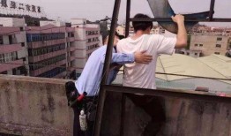 东城吃瓜楼顶事件视频,高空“瓜田”惊魂记