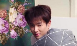 岳云鹏吃瓜翻车现场视频,意外走红引发网友热议