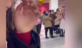 女生和男友视频吃瓜,情侣视频中的甜蜜瞬间