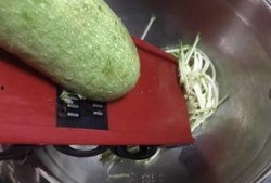 吃白瓜用去皮吗视频,视频揭秘去皮技巧与好处