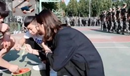 学生骑车吃瓜视频大全,学生骑车吃瓜欢乐时光大盘点